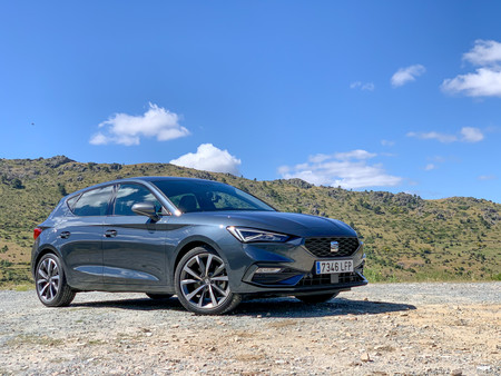 Los coches más vendidos de España en 2020: SEAT León, Dacia Sandero y Renault Clio en el podio