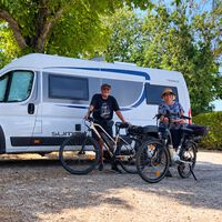 “Estaba constantemente estresada en los pueblos”. Esta pareja vivía en autocaravanas enormes, hasta que descubrieron que la clave era una camper más pequeña 