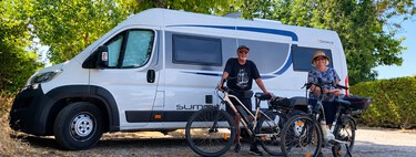 “Estaba constantemente estresada en los pueblos”. Esta pareja vivía en autocaravanas enormes, hasta que descubrieron que la clave era una camper más pequeña 