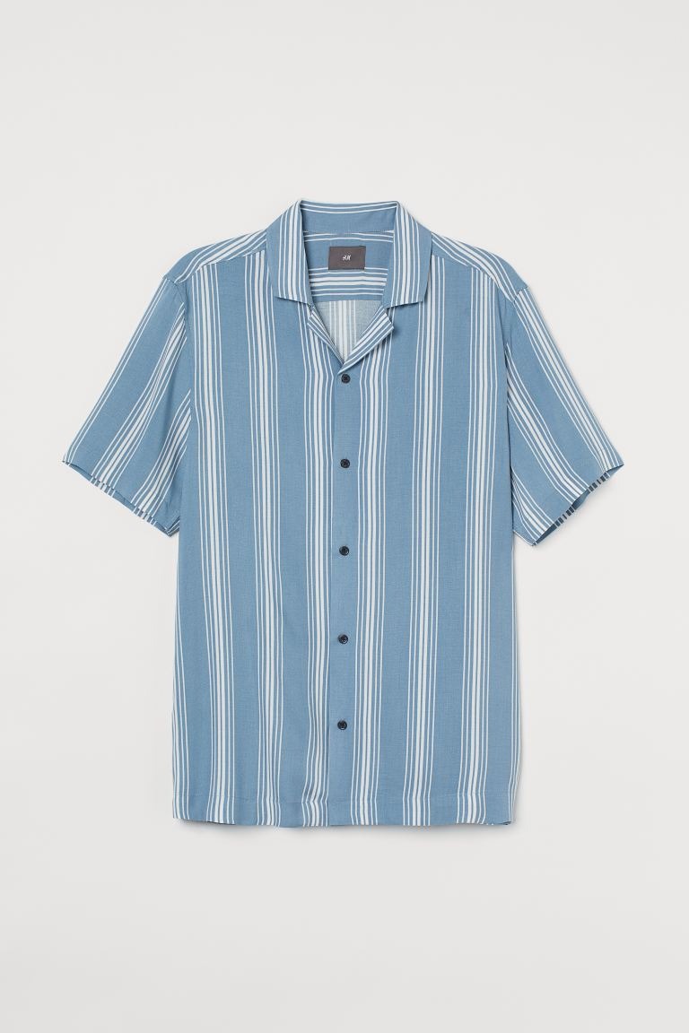 Camisa de manga corta en tejido estampado de viscosa con cuello abierto, tapeta lisa y bajo recto. Corte relajado – ajuste recto y holgado para una buena libertad de movimientos y una silueta relajada y cómoda.