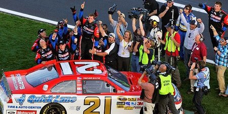 El rookie Trevor Bayne se lleva las 500 millas de Daytona