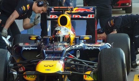 Sebastian Vettel saca el martillo y manda en el primer día de pruebas en Barcelona