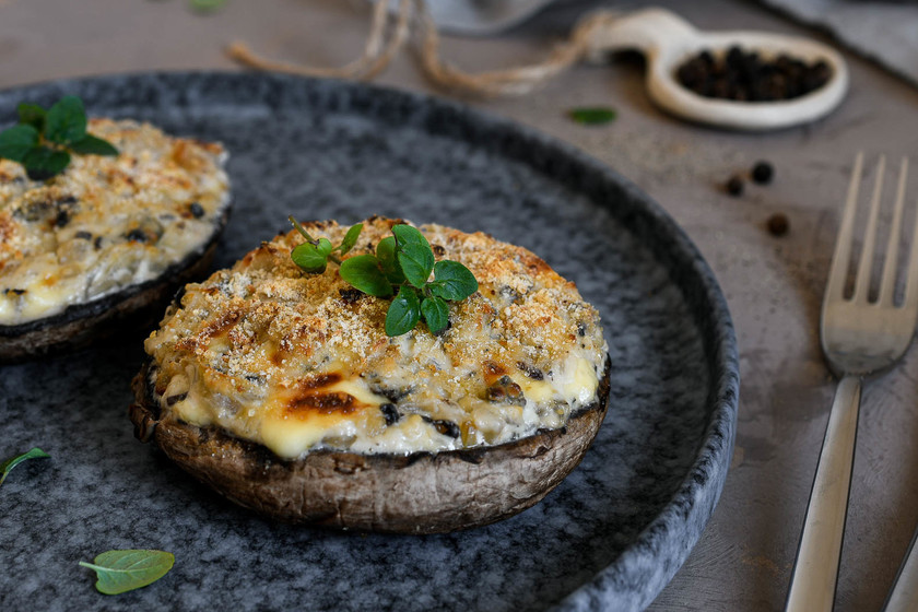 Champiñones portobello rellenos de crema de cebolla y queso, receta de  cocina fácil