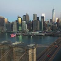 Volando entre los rascacielos de Nueva York con un drone 