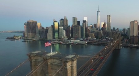 Volando entre los rascacielos de Nueva York con un drone 