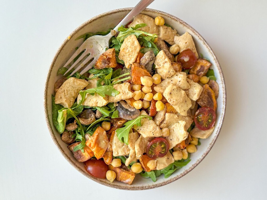 Lleva garbanzos, boniato y es tan saciante como rica: esta ensalada es perfecta como plato único