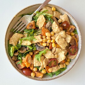 Lleva garbanzos, boniato y es tan saciante como rica: esta ensalada es perfecta como plato único 
