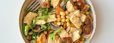 Lleva garbanzos, boniato y es tan saciante como rica: esta ensalada es perfecta como plato único 