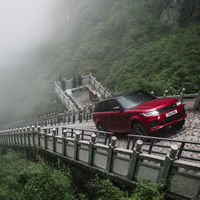 Así sube 999 escalones un Range Rover Sport PHEV: directo a "las puertas del cielo" en China