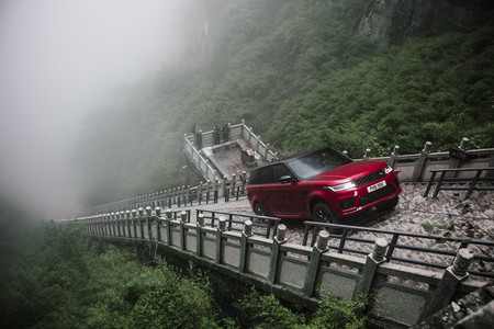 Así sube 999 escalones un Range Rover Sport PHEV: directo a "las puertas del cielo" en China