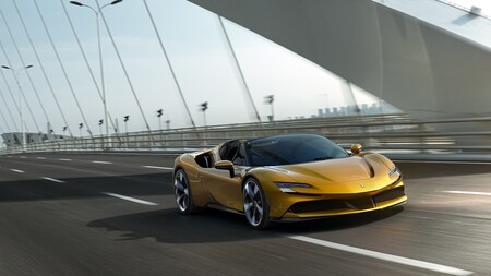 Ferrari SF90 Spider, el superdeportivo de 1,000 hp que te despeinará con mucha clase a cambio de 11.5 MDP