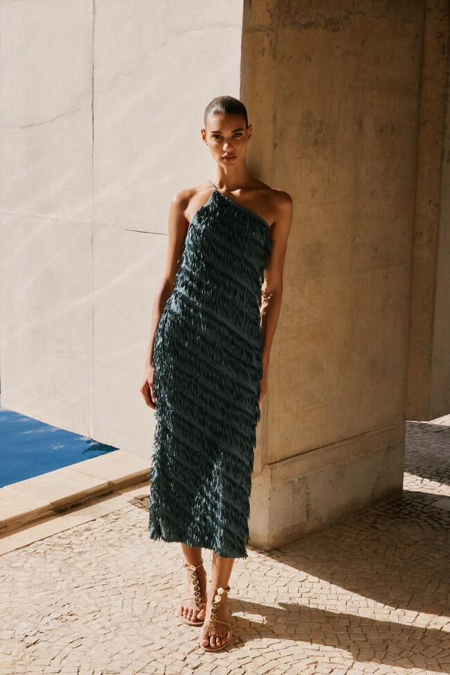 zara-tiene-el-vestido-de-flecos-m-s-rompedor-de-esta-primavera-para