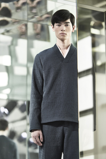 COS presenta su nueva colección para el próximo invierno minimalista y vanguardista en Hong Kong