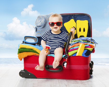Primeras vacaciones de verano con tu bebé: qué meter en la maleta