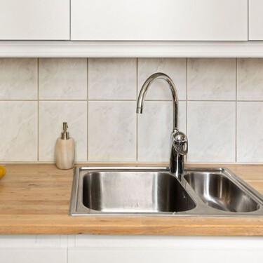 Cómo limpiar las líneas negras que se forman en los azulejos de la cocina: solo necesitas 2 ingredientes 