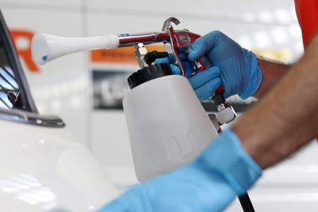 Sanidad alerta sobre la desinfección de coches con radiación ultravioleta: "Se desconoce si reduce lo suficiente el virus"