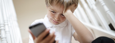 A los padres españoles les preocupa el ciberbullying y el grooming, pero no saben qué hacen sus hijos en internet
