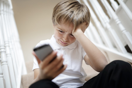 A los padres españoles les preocupa el ciberbullying y el grooming, pero no saben qué hacen sus hijos en internet