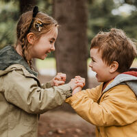 Lo que diferencia a los niños con empatía de los demás son estos cinco hábitos simples