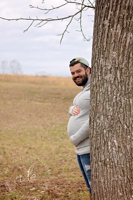 La divertida foto de maternidad en la que ¡es él quien aparece embarazado!
