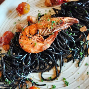Receta de espaguetis negros con ajos, gulas y gambas