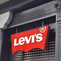 Levi's está liquidando uno de sus pantalones chinos más favorecedores al 60% de descuento para estrenar esta Navidad