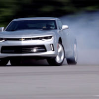 El nuevo Chevrolet Camaro lo ha puesto a punto un 'drifter': promete mucho, mucho humo (vídeo)