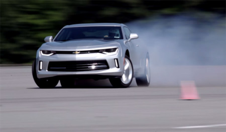 El nuevo Chevrolet Camaro lo ha puesto a punto un 'drifter': promete mucho, mucho humo (vídeo)