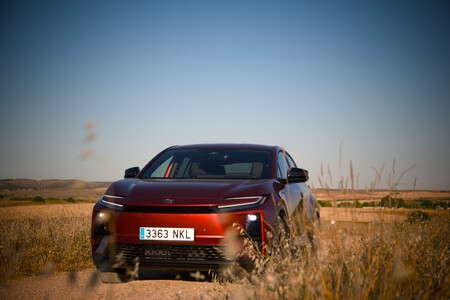 Toyota C-HR+ delantera