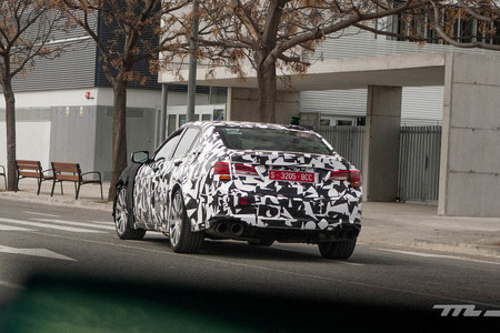 ¡Cazado! Pillamos al Lexus ES F y aunque será híbrido pinta emocionante
