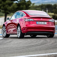 Los coches eléctricos e híbridos más vendidos de 2021: el Tesla Model 3 brilla en un mal año para el mercado español