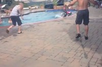 Demostración veraniega de cabezabuquismo con final subacuático