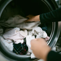 Pelo bem da sua casa, não deixe roupas na máquina por horas 