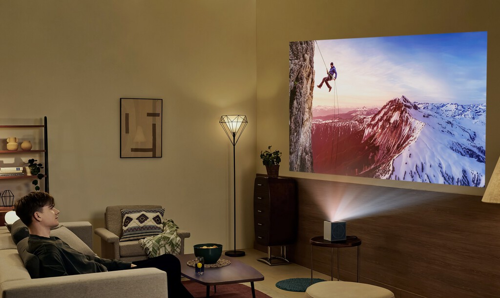 El nuevo proyector 4K de LG quiere que tener poco sitio en el salón no sea una excusa para no disfrutar de una pantalla de 100"