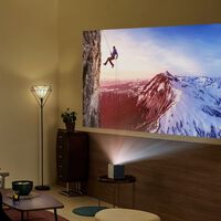 El nuevo proyector 4K de LG quiere que tener poco sitio en el salón no sea una excusa para no disfrutar de una pantalla de 100"