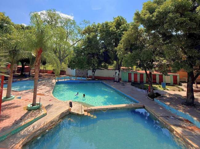 A solo 1 hora de Guadalajara está el balneario con entrada en menos de 100 pesos, aguas de manantial y zona para acampar