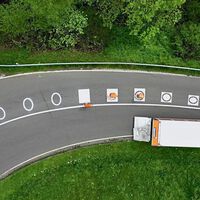 Hay una moda en Europa que está salvando vidas de motoristas: pintar la carretera como un parchís