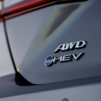 Toyota cree que apostar al 100% por autos eléctricos sería absurdo y sus motivos son contundentes: un eléctrico contamina tres veces más que un híbrido