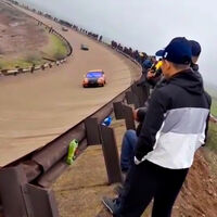 Fue construido en la Unión Soviética como campo de pruebas y hoy es el equivalente uzbeko de la NASCAR: un circuito solo apto para valientes 