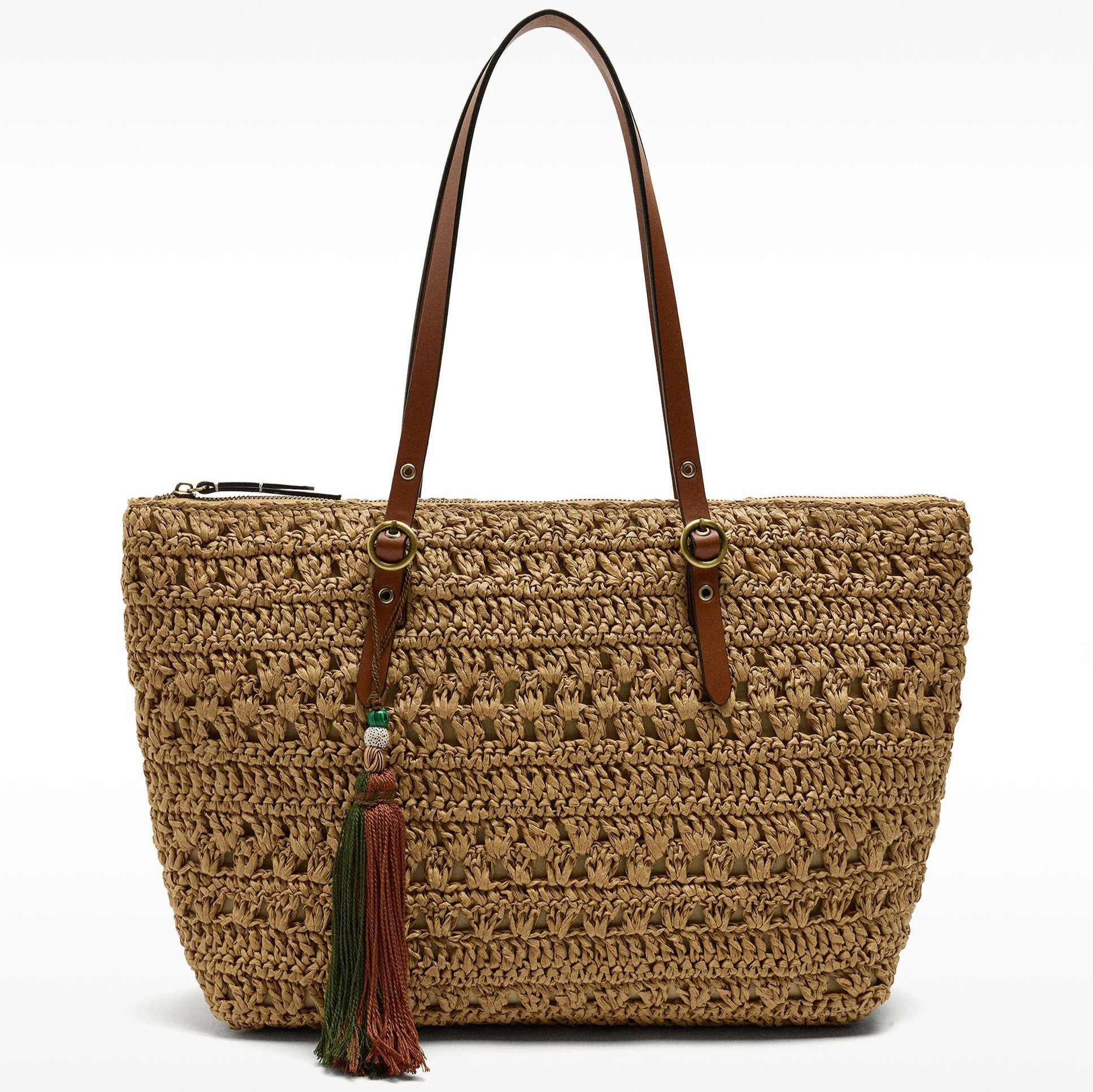 Parfois
Bolso de hombro estilo shopper efecto rafia con llavero de flecos y cierre de cremallera