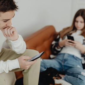 La generación Z está rechazando trabajos, pero no es por gusto: no pueden pagar sus uniformes y medios de transporte