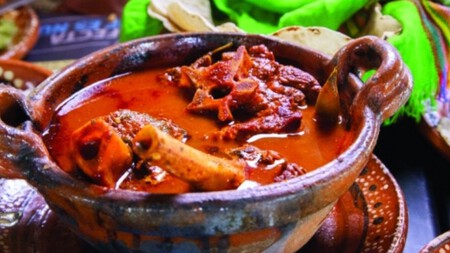 Mole de caderas, un platillo que forma parte del Patrimonio Cultural Intangible, cuyo precio supera los 700 pesos