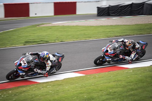 Toprak Razgatlioglu se da un festín en Donington y Álvaro Bautista remonta hasta el podio con su Ducati 