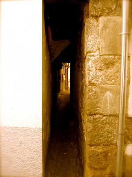 La calle más estrecha de España está en Hervás (Cáceres)