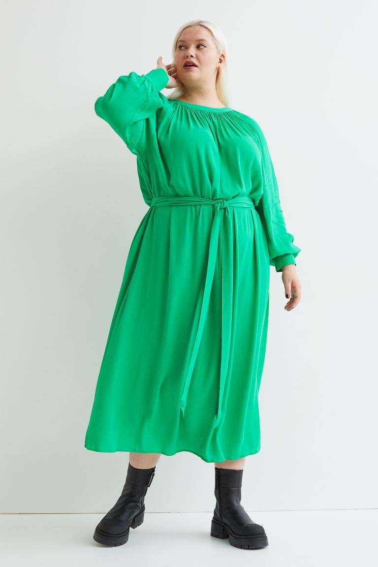 H&M+ Vestido de crepé con cinturón de anudar