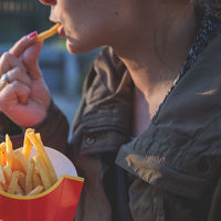 Consumir mucha comida rápida y pocas frutas podría afectar la fertilidad de las mujeres 