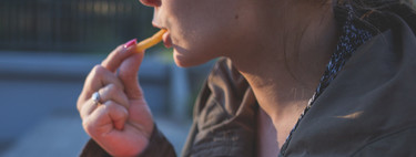 Consumir mucha comida rápida y pocas frutas podría afectar la fertilidad de las mujeres 