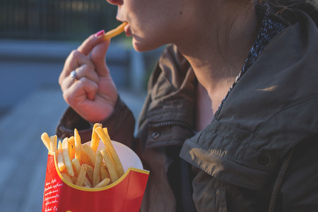 Consumir mucha comida rápida y pocas frutas podría afectar la fertilidad de las mujeres