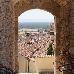 Un castillo con 700 años, doce iglesias y el mejor cochinillo calentito: el pueblo medieval de Segovia para pasar un diazo