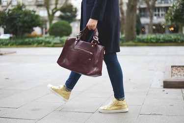 Brilla a cada paso con un calzado dorado